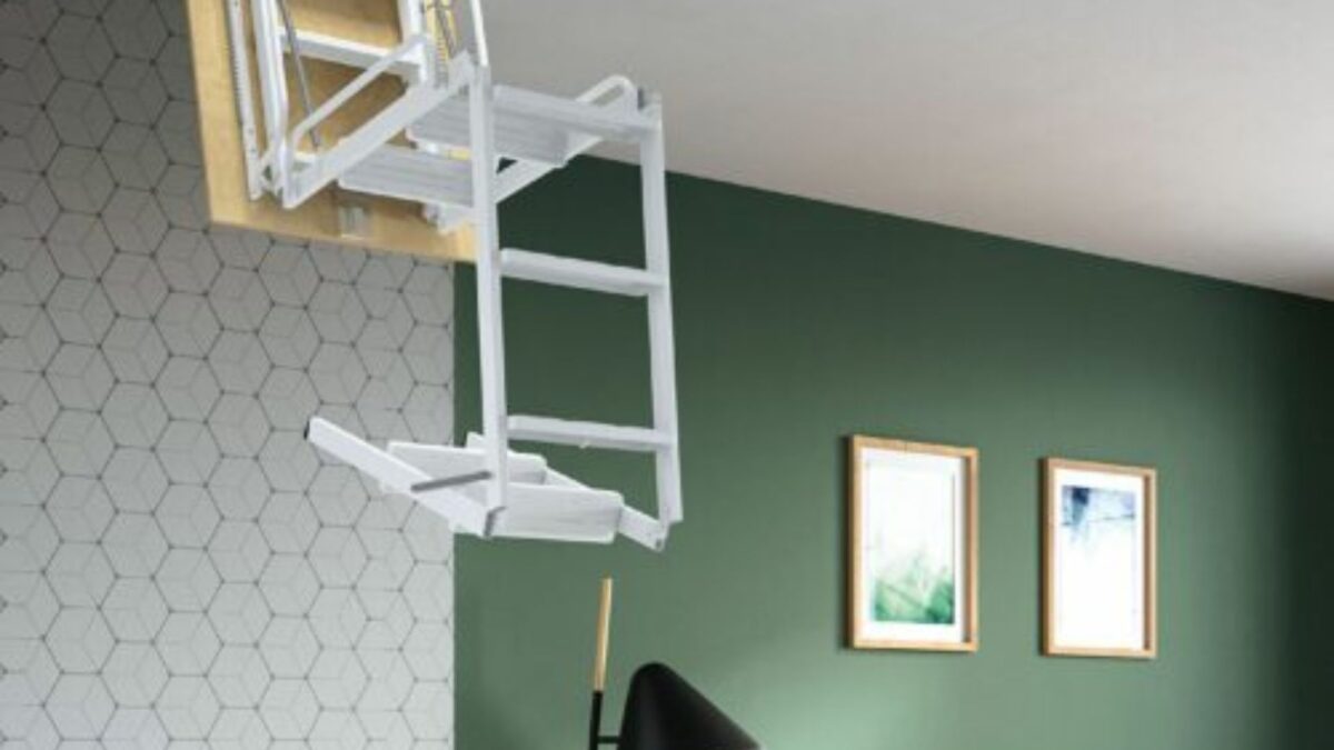 Cómo ahorrar espacio en tu casa con una escalera escamoteable para buhardilla