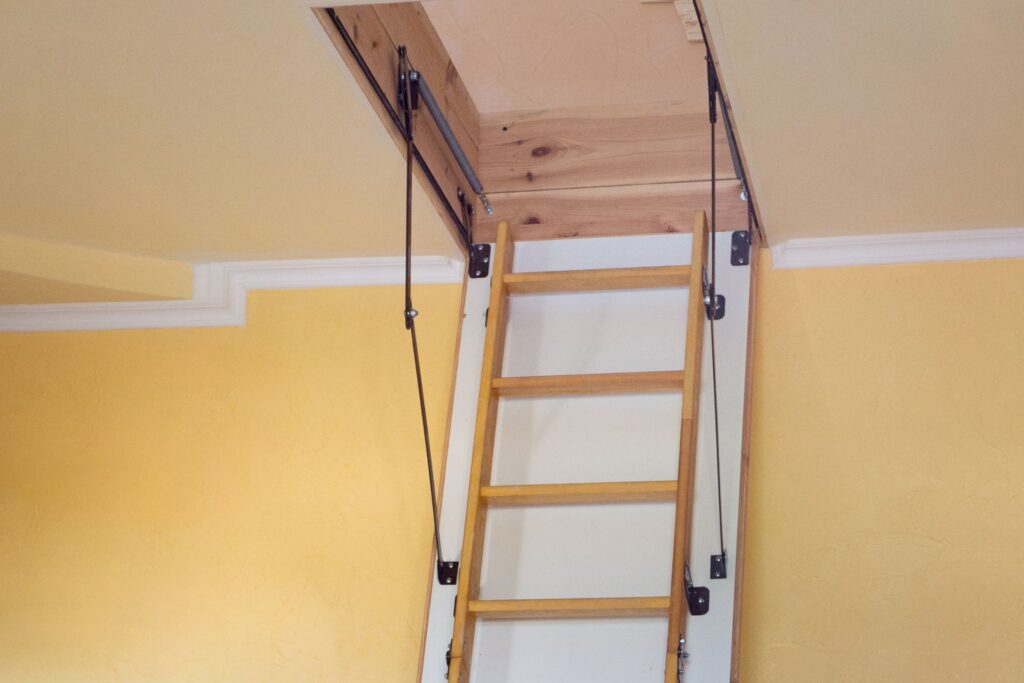 comodidad en tu hogar gracias a la escalera plegable para ático